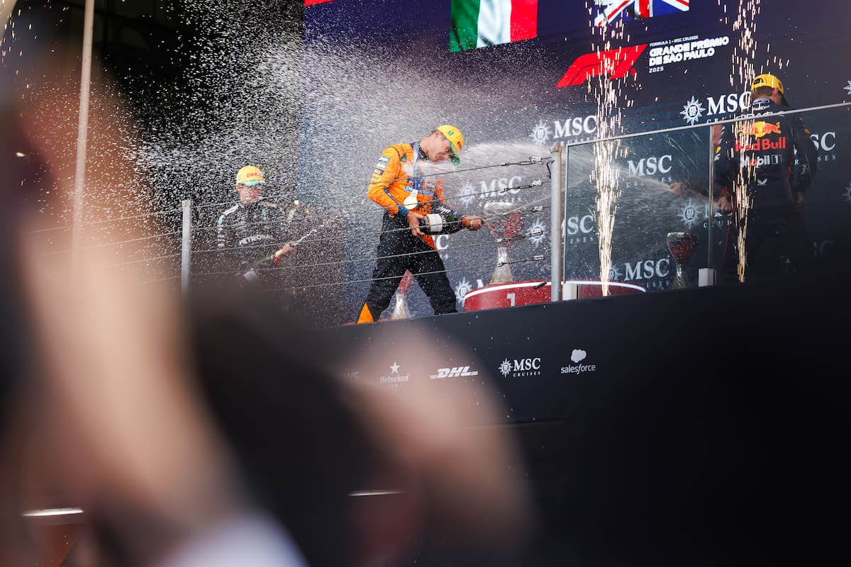 AME7578. SAO PAULO (BRASIL)- El británico Lando Norris (c) de McLaren celebra el 9 de noviembre el Gran Premio de Formula Uno de Sao Paulo 2025 este domingo, en el circuito de Interlagos, en Sao Paulo (Brasil). EFE/ Isaac Fontana