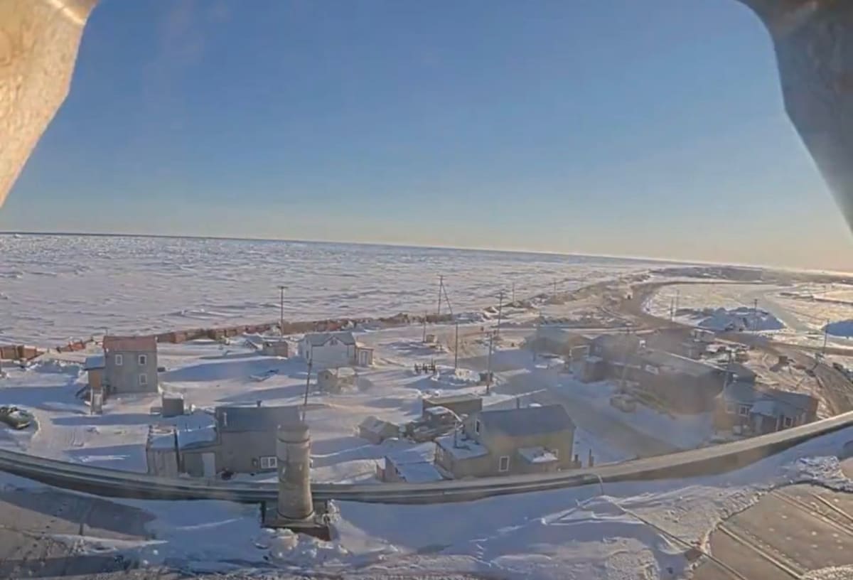 Utqiagvik, en el norte de Alaska, vivirá más de dos meses y medio sin noches debido al fenómeno astronómico del “sol de medianoche”.
Foto tomada de: Pantallazo de vide en X @informaCosmos