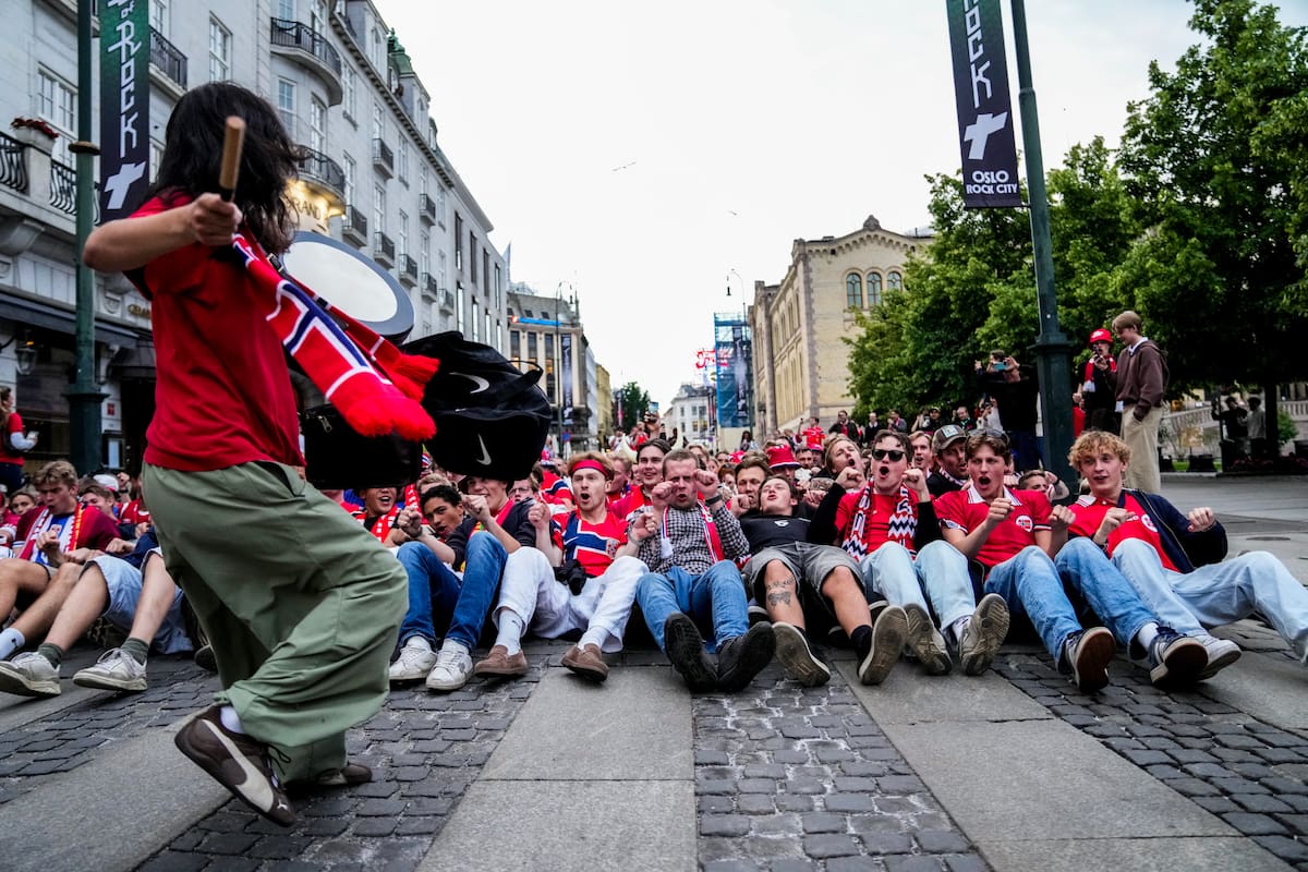 Aficionados noruegos "reman" después del partido entre Noruega y Senegal, correspondiente al Mundial de Estados Unidos, México y Canadá, este martes. EFE/ AMANDA PEDERSEN GISKE *Prohibido su uso en Noruega*
