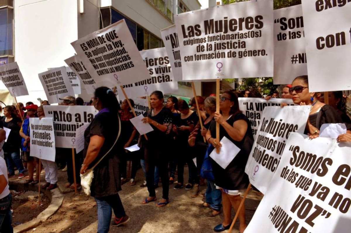 Al menos un centenar de mujeres de la OFP pidió ayer justicia frente al homicidio de la médica Yolsabet Durán. (Foto: Owen Joya Palencia/VANGUARDIA LIBERAL)