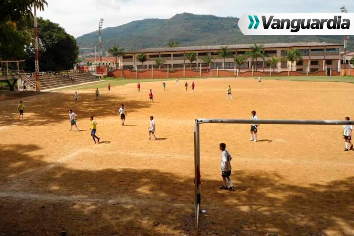 El estadio del colegio Guanentá es uno de los principales escenarios deportivos de uso público del municipio.