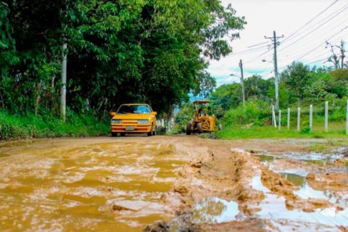 El tramo del sector Los Amendros hasta la UIS em Barbosa es de difícil tránsito en la temporada de lluvias.