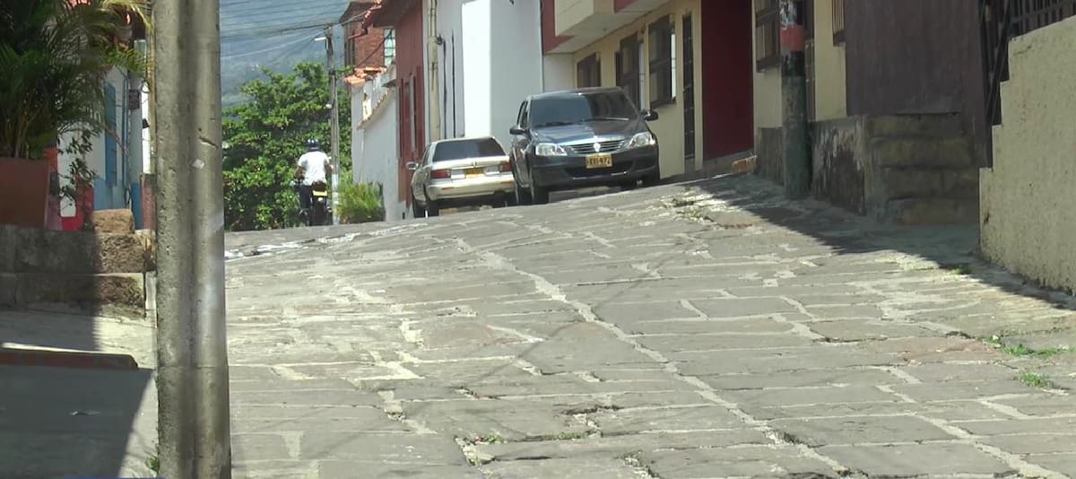 Las comunidades del sector denuncian humedades en sus viviendas a causa de las filtraciones de aguas de la vía.