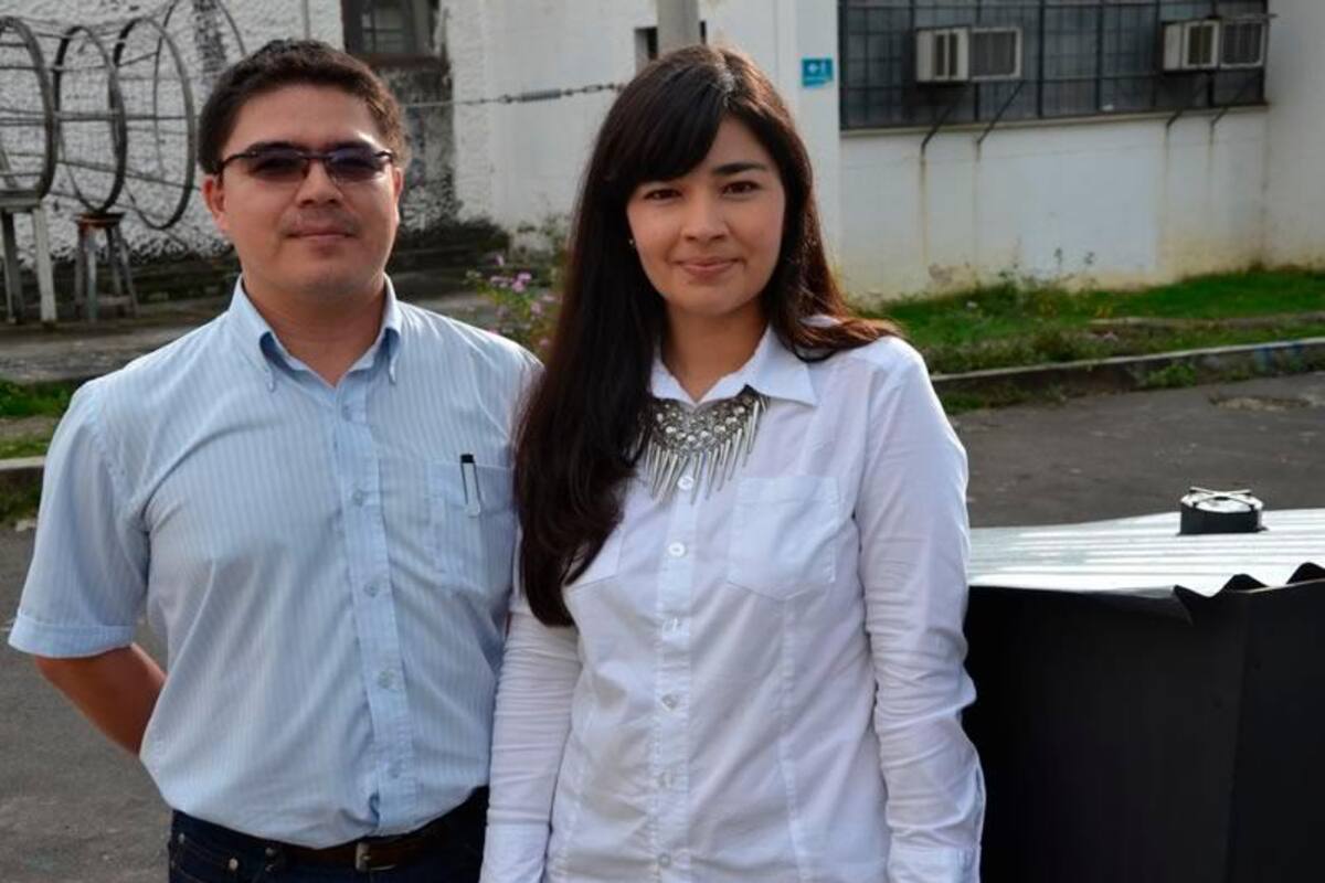 Luis Eduardo Bautista y Diana Marcela Castro fueron los creadores del dispositivo, en la Escuela de Diseño Industrial de la UIS. (Foto: Suministrada / VANGUARDIA)