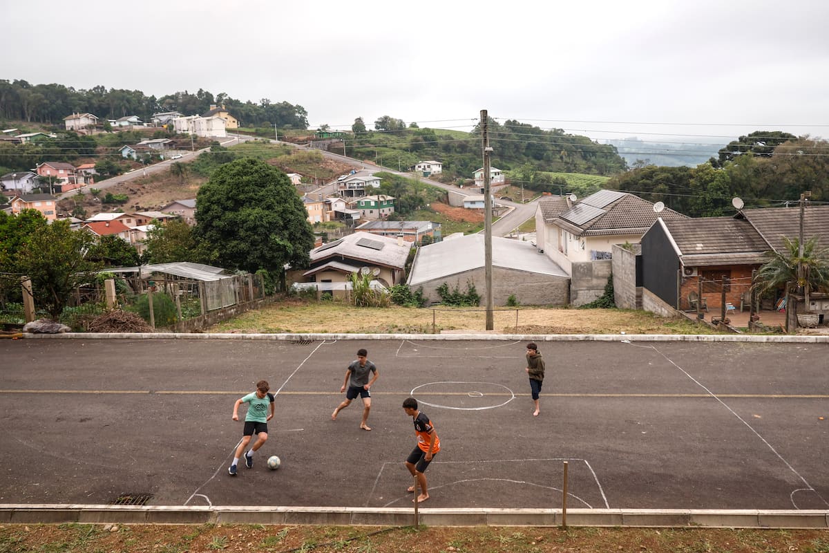 CORRIGE INFORMACIÓN ACOMPAÑA CRÓNICA: BRASIL ELECCIONES AME6539. NOVA PÁDUA (BRASIL), 16/10/2026.- Personas juegan fútbol este miércoles, en Nova Padua (Brasil). En este tranquilo pueblo de poco más de 2.300 personas ubicado en plena región vinícola del estado de Rio Grande do Sul, Bolsonaro tuvo un 87 % de votos, frente al 7 % del presidente y candidato a la reelección, el progresista Luiz Inácio Lula da Silva. EFE/ Antonio Lacerda