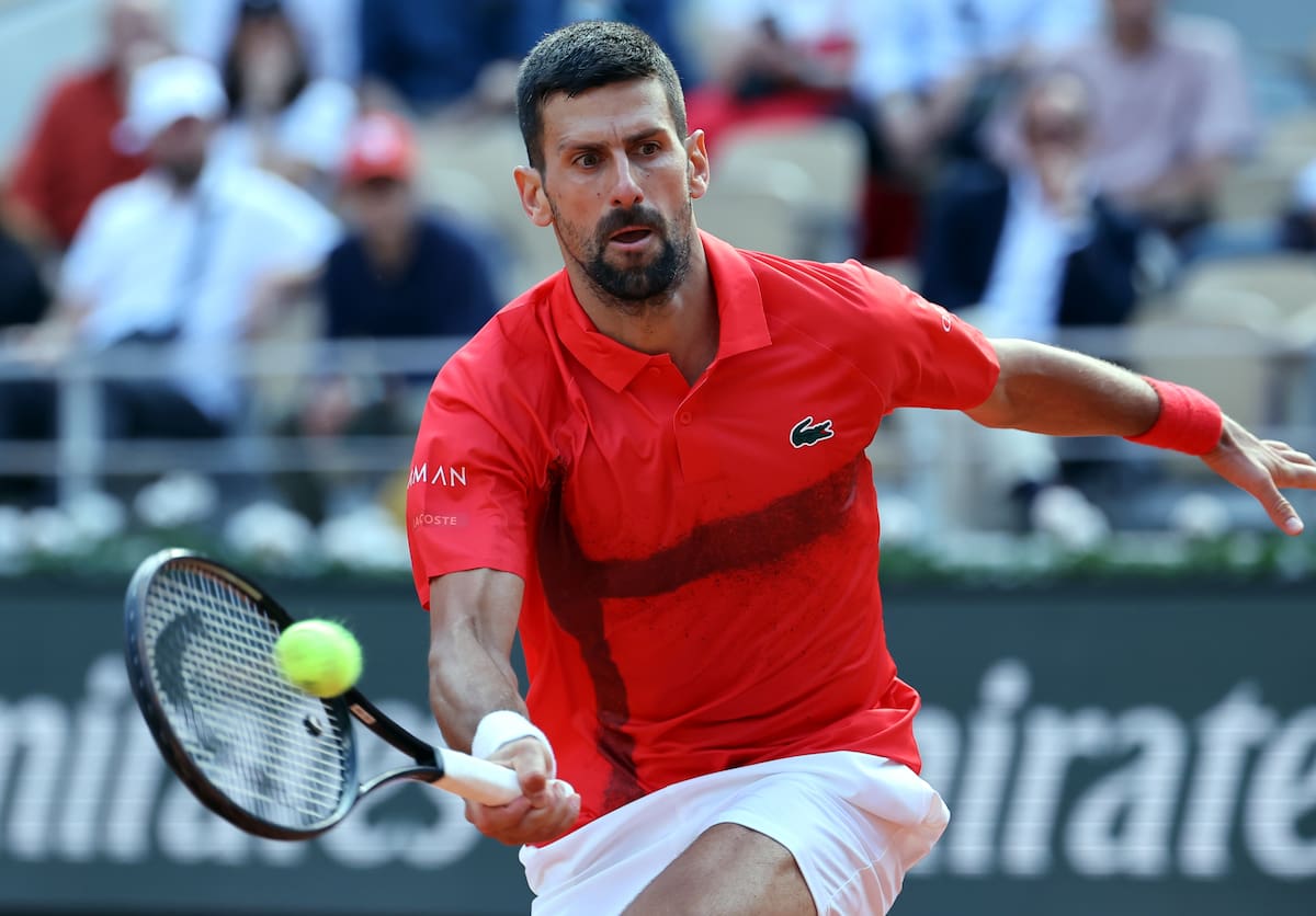 Novak Djokovic de Serbia en acción durante su partido de cuarta ronda masculina contra Cameron Norrie de Gran Bretaña en el torneo de tenis Grand Slam en Roland Garros. //EFE