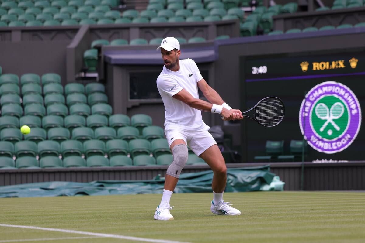 Foto de archivo de Novak Djokovic, durante un entrenamiento en la pasada edición de Wimbledon. //Foto, EFE: NEIL HALL