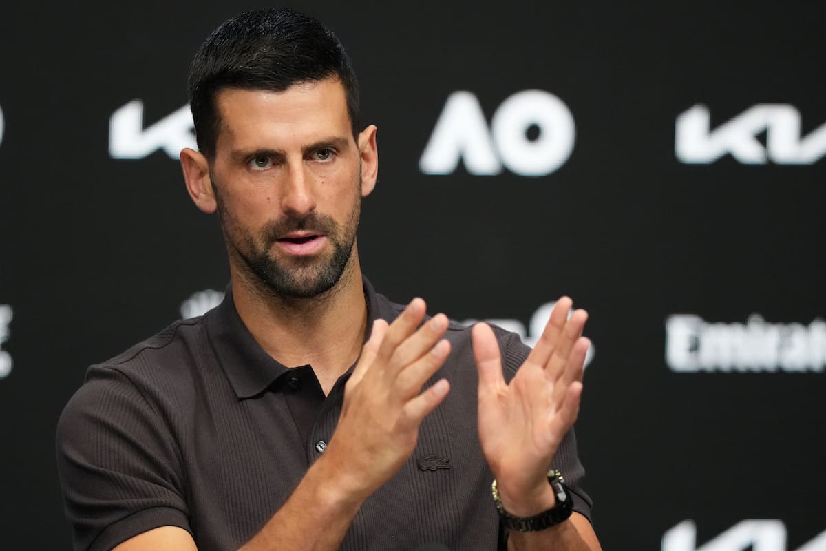 Novak Djokovic gesticula durante una rueda de prensa previo al Abierto de Australia. //Foto, AP: Aaron Favila