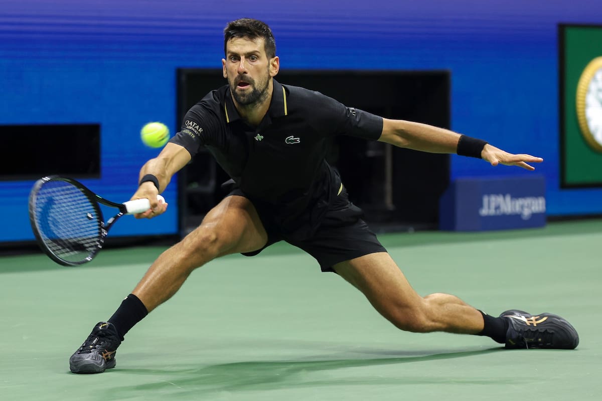 Novak Djokovic, de Serbia, en acción contra Taylor Fritz de los Estados Unidos durante los cuartos de final del Campeonato Abierto de Tenis de Estados Unidos. //Foto, EFE: SARAH YENESEL