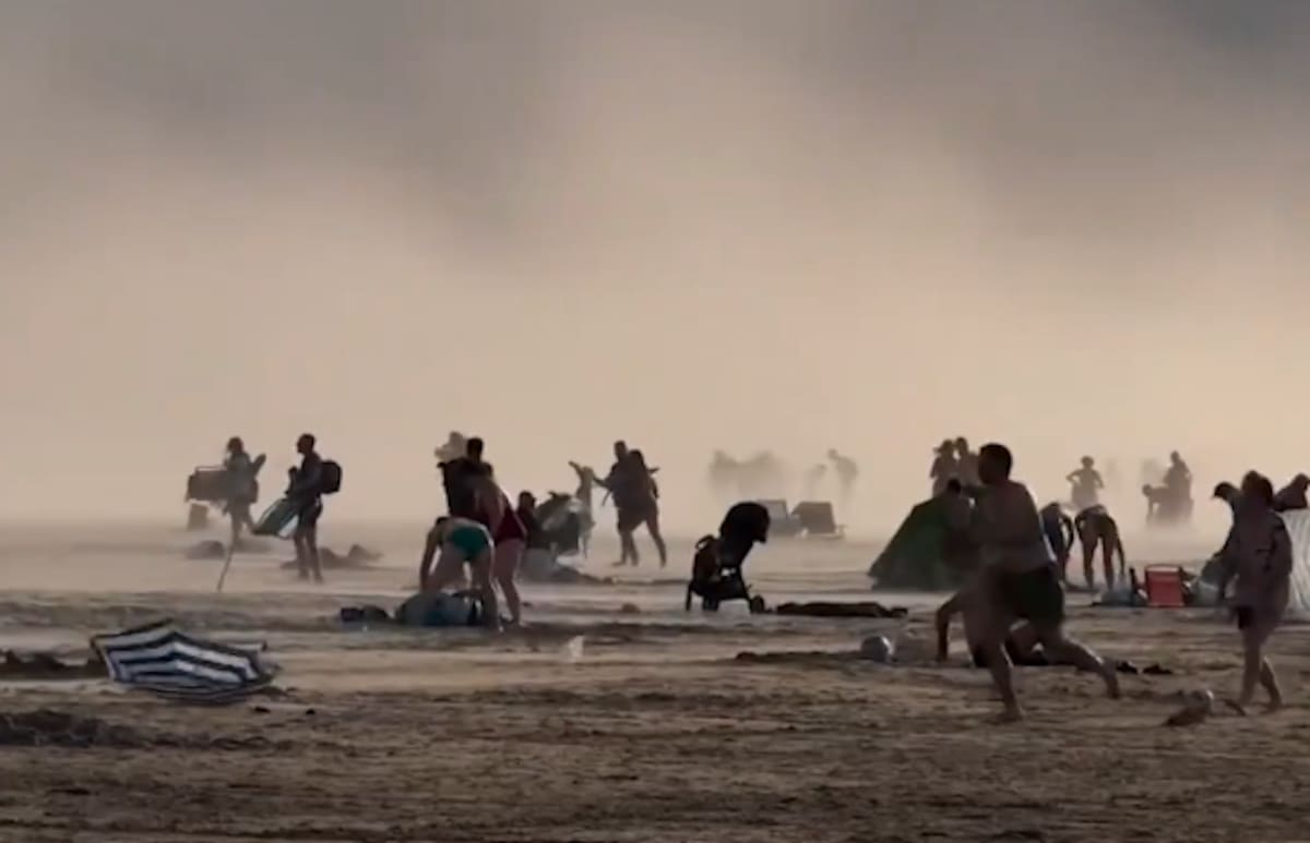 Una enorme "nube tsunami" desata el pánico en playas de Francia.