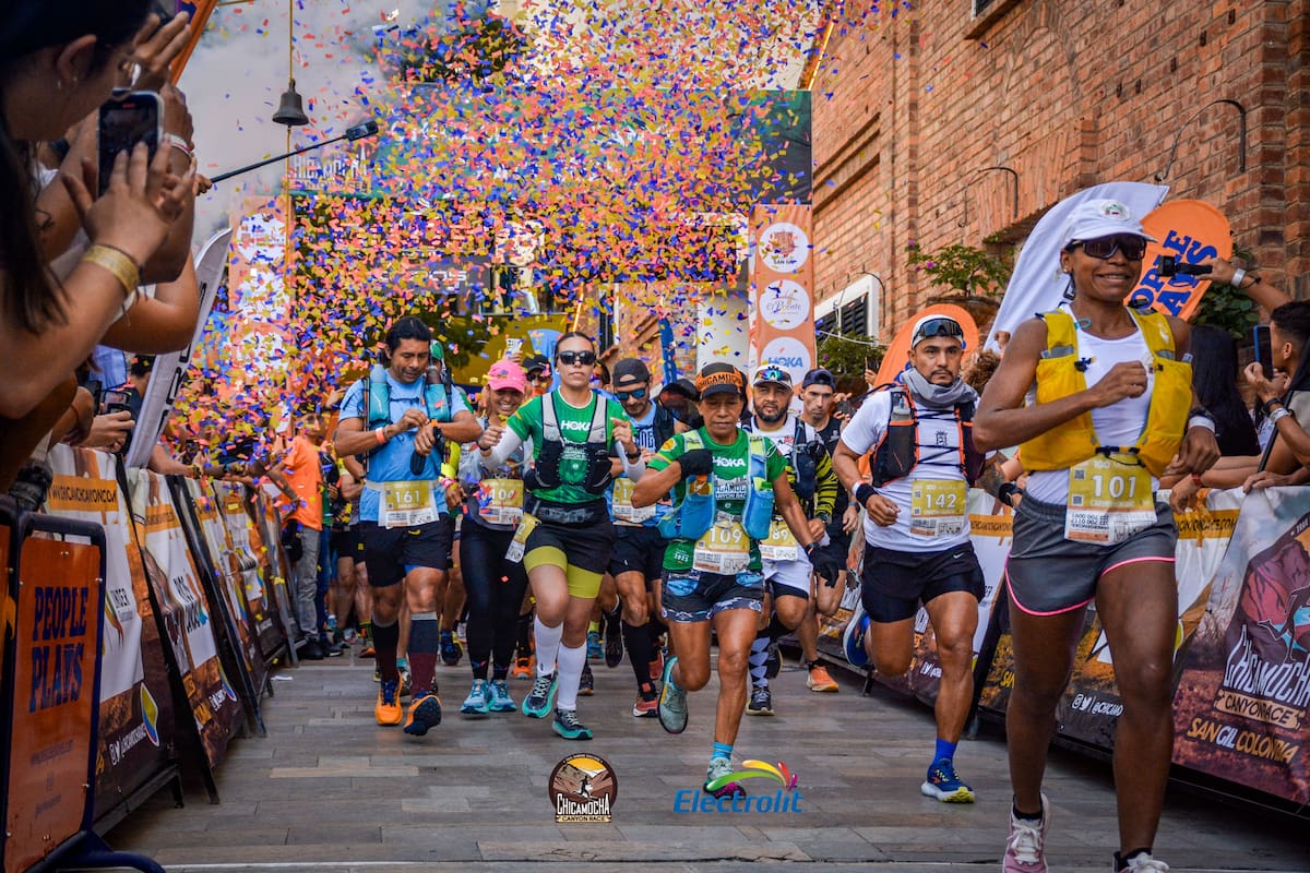 Se espera que el lunes en la mañana lleguen los últimos corredores a la meta del Chicamocha Canyon Race. Foto: Cortesía/Vanguardia.