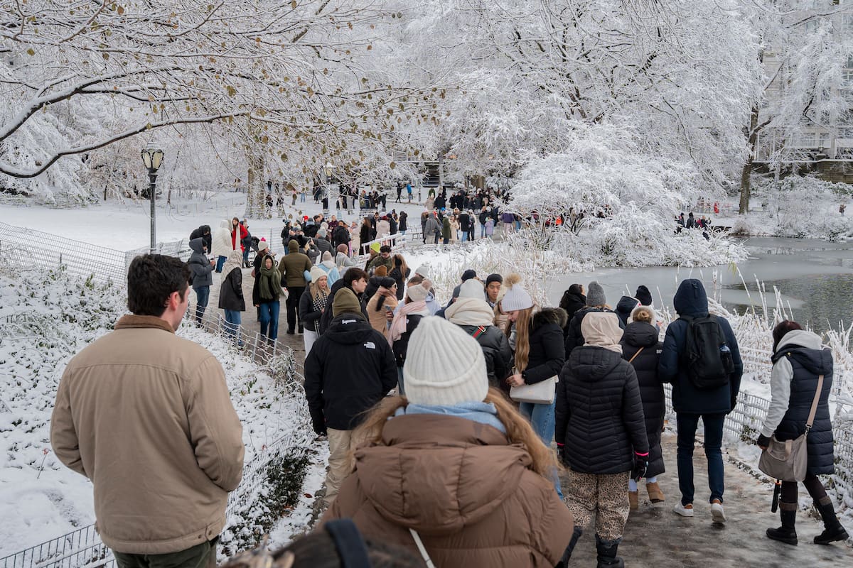 Personas visitan el Central Park durante la primera nevada este domingo, en Nueva York (Estados Unidos). Nueva York despertó teñida de blanco tras la llegada de la primera nevada de la temporada, que se ha dejado notar también en Boston y Filadelfia. EFE/ Ángel Colmenares