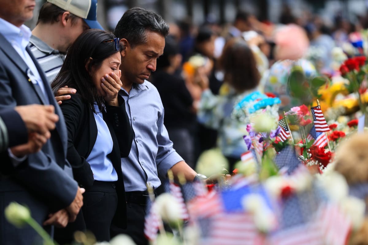 La gente reacciona al presentar sus respetos en el Memorial del 11-S durante una ceremonia que conmemora el 25 aniversario de los atentados del 11 de septiembre contra el World Trade Center, en la ciudad de Nueva York, Nueva York, EE.UU., el 11 de septiembre de 2026. EFE/SPENCER PLATT