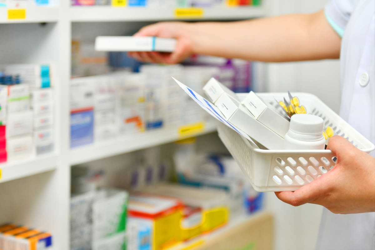 Nuevas reglas del Ministerio de Salud para garantizar la entrega de medicinas completas. | Foto: Vanguardia / Canva