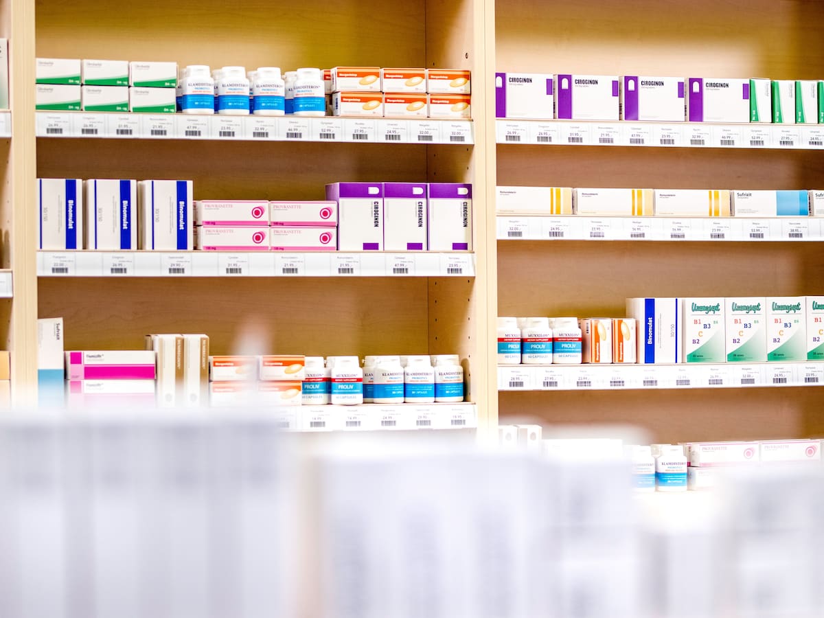 Nuevas reglas del Ministerio de Salud para garantizar la entrega de medicinas completas. | Foto: Vanguardia / Canva