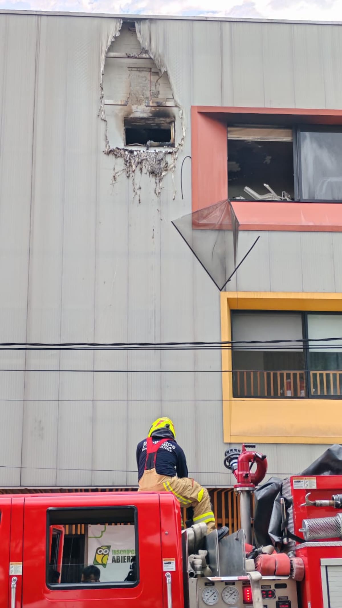 Nueve unidades de Bomberos y dos máquinas atendieron la emergencia en Casa Búho.