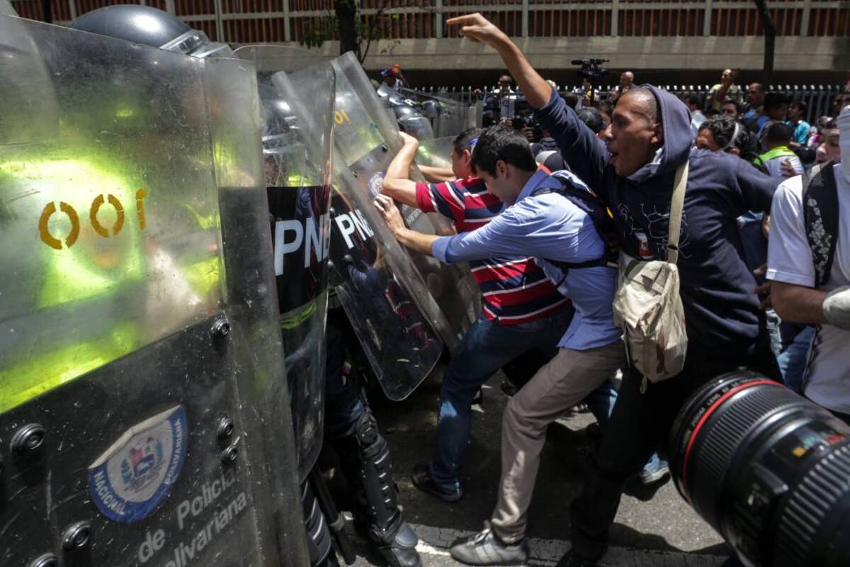 Opositores al gobierno del presidente venezolano Nicolás Maduro se enfrentaron a miembros de la Guardia Nacional Bolivariana de Venezuela durante una manifestación ayer. (Foto: EFE/VANGUARDIA LIBERAL )