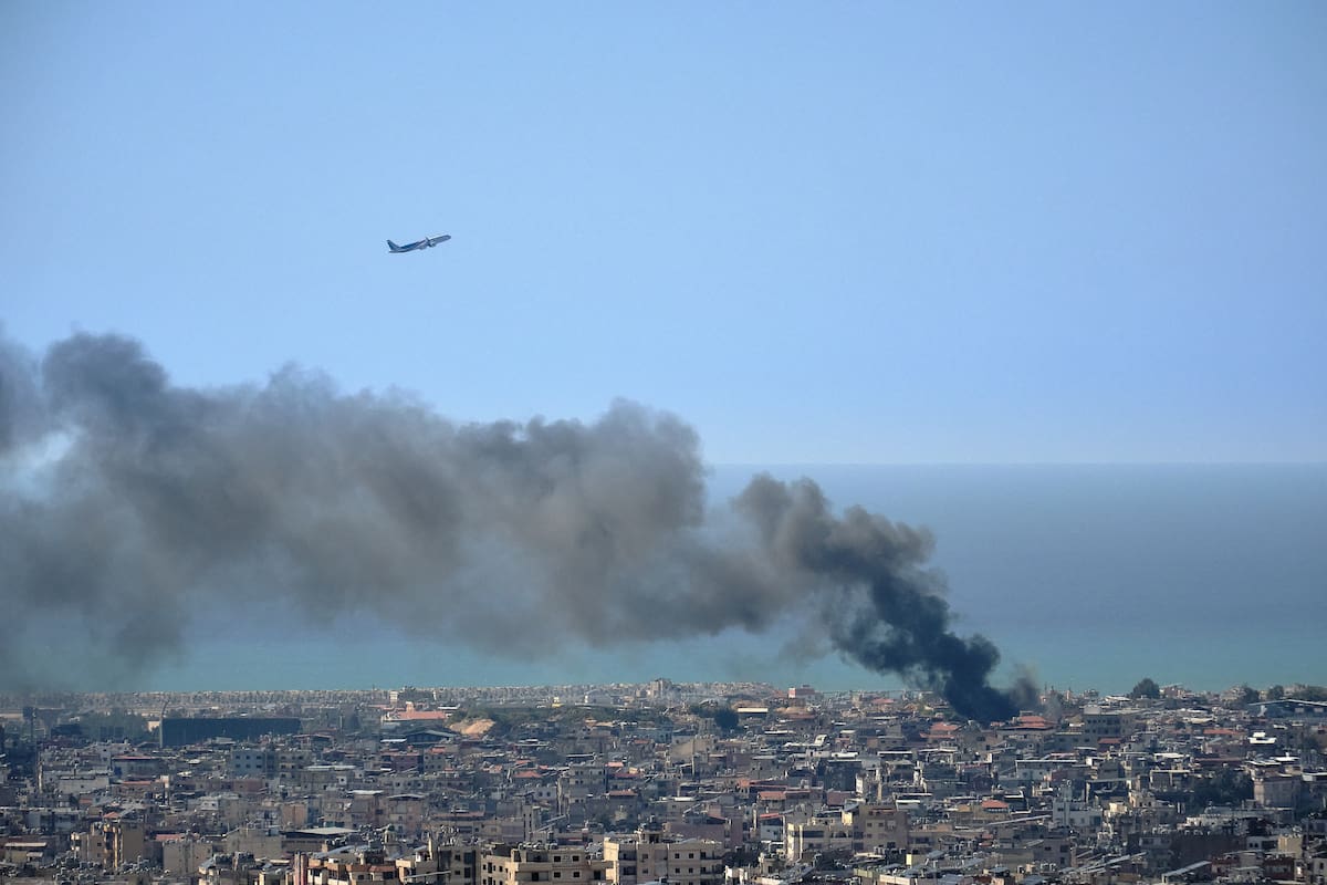 Un avión comercial de la compañía libanesa Middle East Airlines sobrevuela Beirut tel pasado 17 de marzo durante el inicio de la ofensiva aérea por parte de Israel en los suburbios delsur de la ciudad. EFE / Edgar Gutiérrez