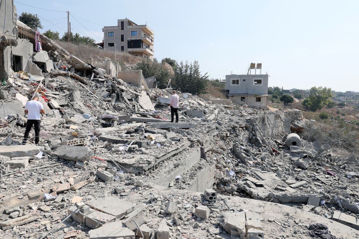 Ciudadanos libaneses recorren los restos de los edificios atacados por fuerzas israelíes en la localidad de Ansar, Líbano. EFE/EPA/WAEL HAMZEH