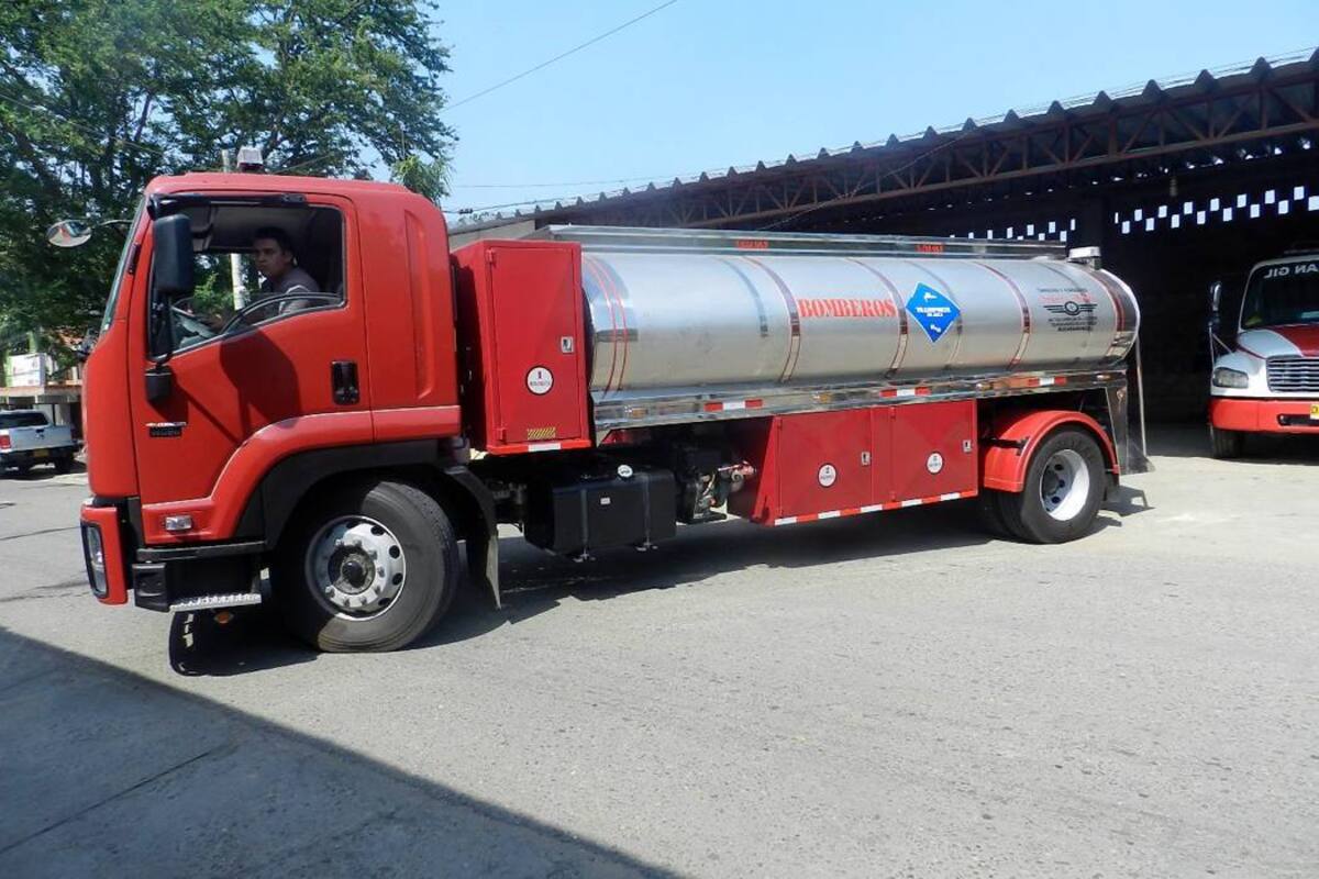 Un vehículo tipo tanque fue adquirido por el Cuerpo de Bomberos de San Gil, con recursos de la sobretasa bomberil por más de 116 millones de pesos, con el cual se podrá atender a la población no solo sangileña sino de municipios que requieran sus servicios. (Foto: Nancy Acuña R / VANGUARDIA LIBERAL)