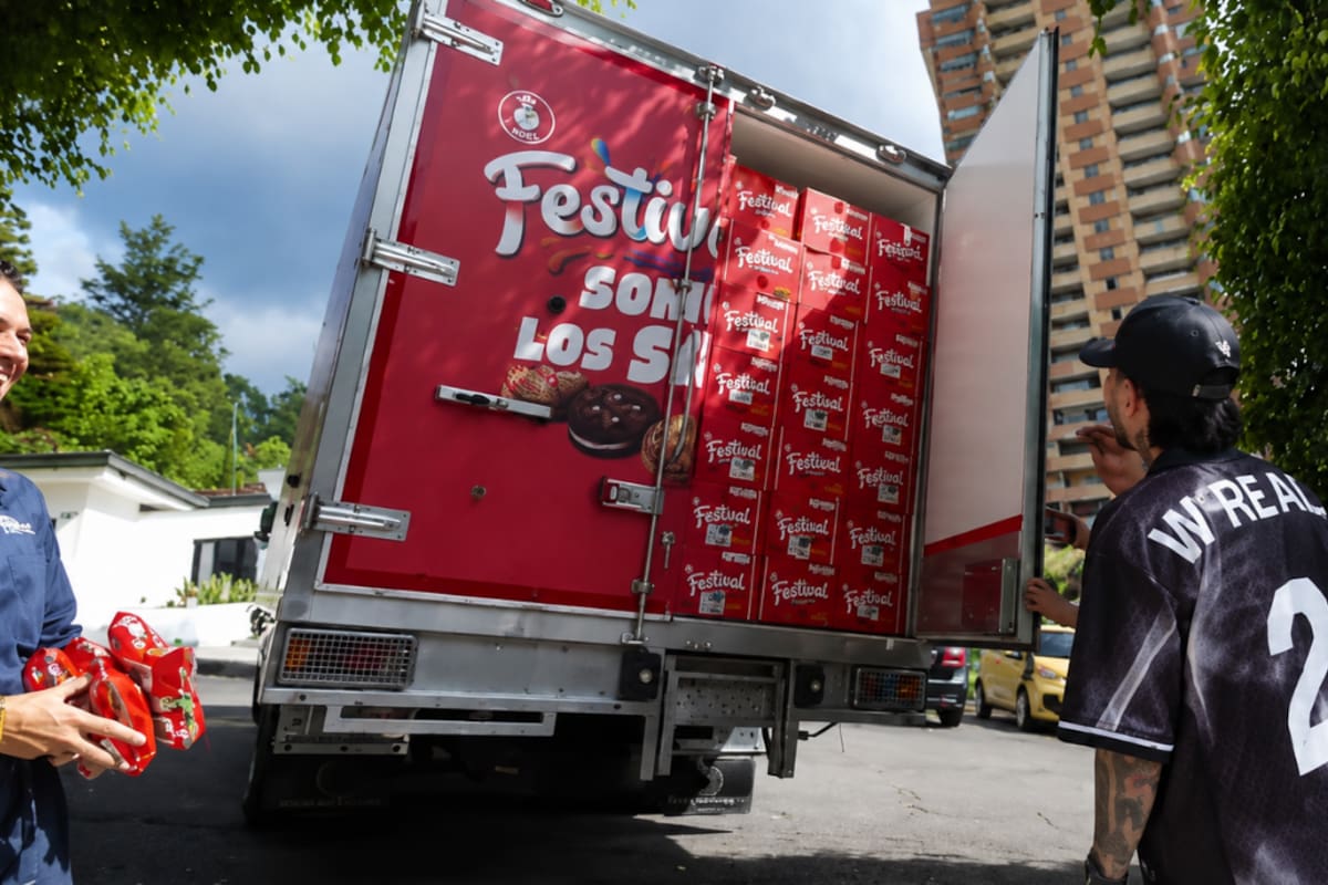 El creador de contenido recibió en su casa un camión lleno de galletas enviado por Nutresa, una respuesta que rápidamente se volvió viral en redes sociales. Imagen recreada IA.