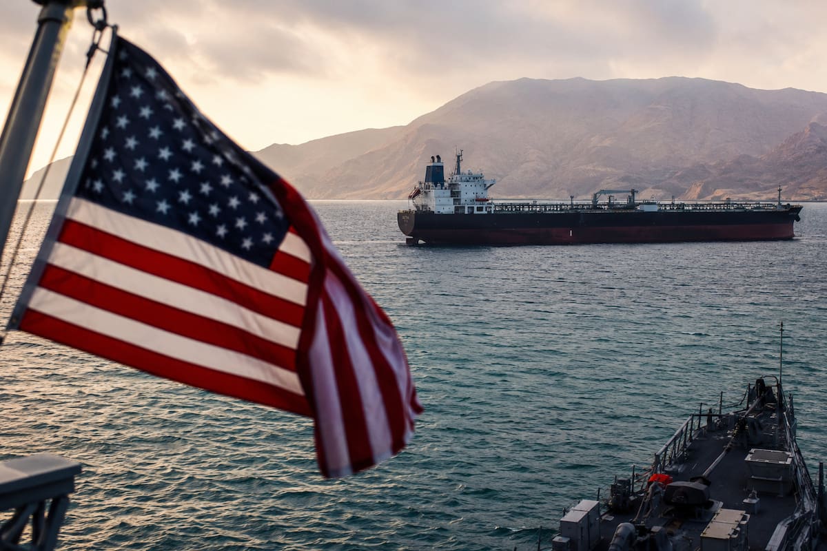El estrecho de Ormuz, escenario de recientes tensiones entre Estados Unidos e Irán, vuelve a operar sin restricciones tras el acuerdo alcanzado entre ambos países. Foto apoyo // IA.