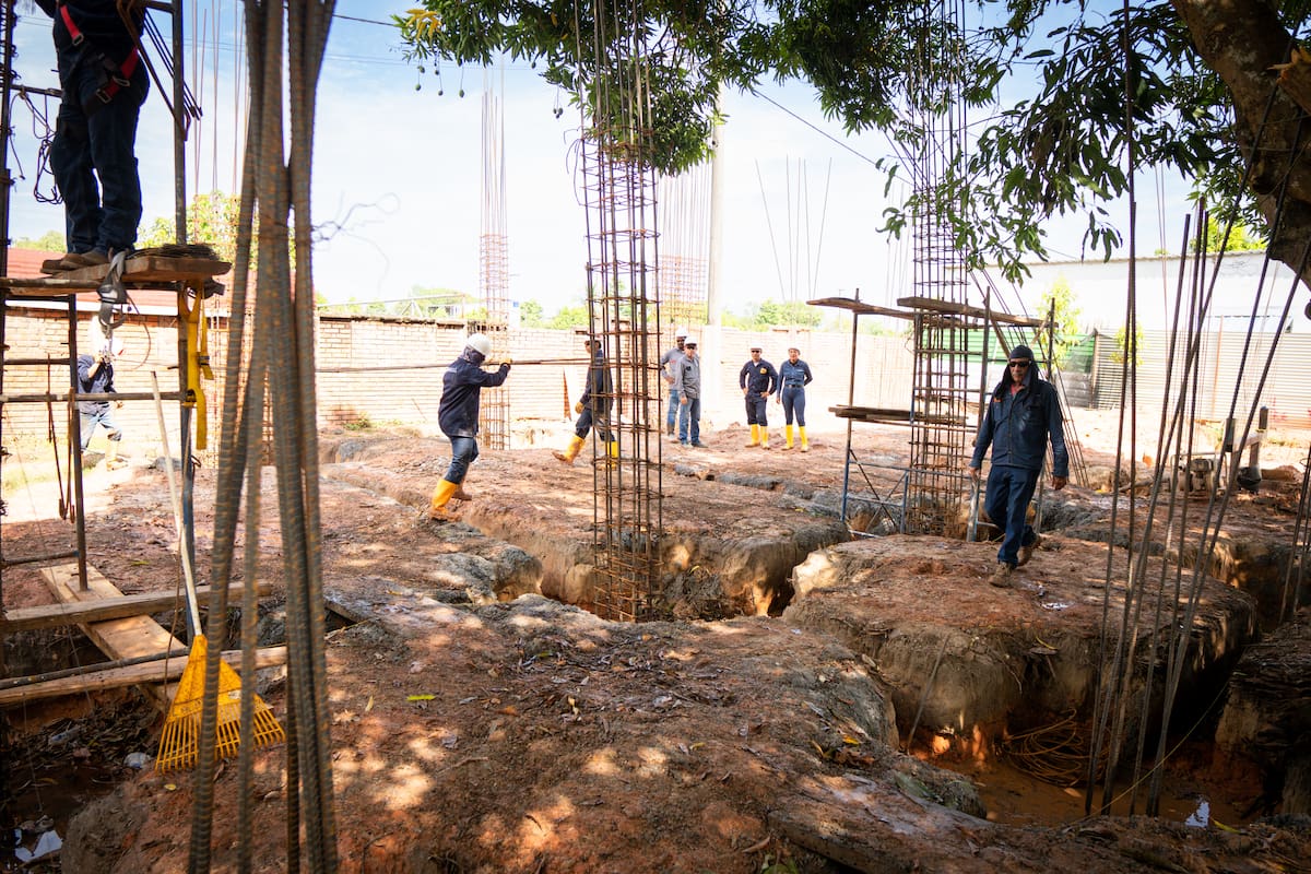 Los trabajos de construcción del colegio Laureles comenzaron con labores de cimentación y armado de las columnas. La nueva infraestructura tendrá capacidad proyectada para 700 estudiantes.
Suministrada/Vanguardia