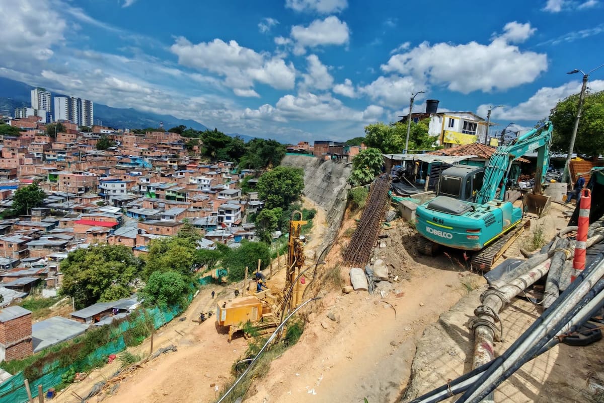 Así avanza la obra de estabilización del barrio que se partió en dos en Bucaramanga. Foto: Marco Valencia / VANGUARDIA