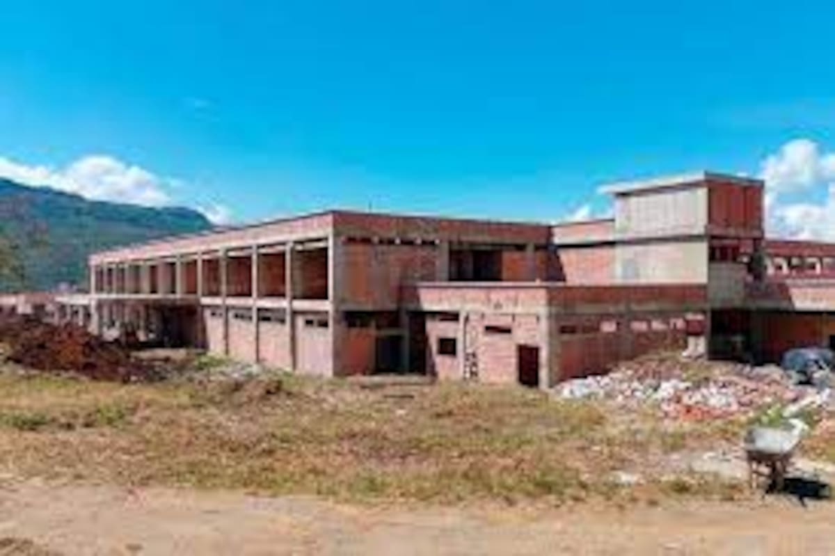 Los cuatro módulos del Hospital de San Gil permanecen en obra negra desde agosto de 2023 (Fotos de archivo / VANGUARDIA).