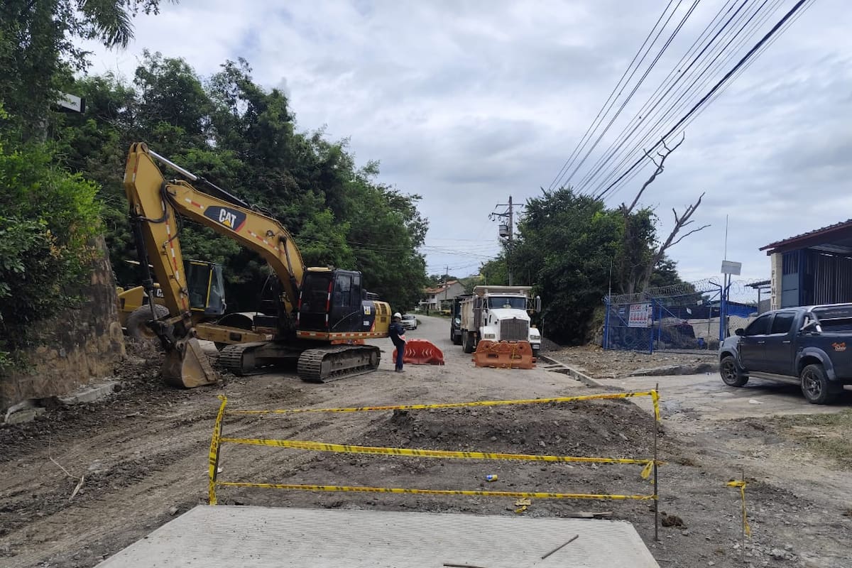La pavimentación de la carrera primera de San Gil es financiada con recursos de regalías. Se están interviniendo 2,2 kilómetros (Suministrada / VANGUARDIA).