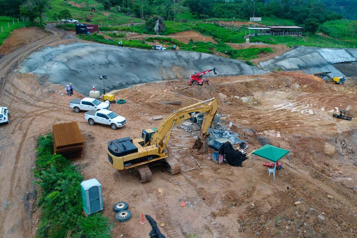 90 kilómetros de construcción contempla el corredor vial Bucaramanga - Barrancabermeja, de los cuales se avanzan obras en 75 kilómetros. Los 25 restantes están a la espera de la modificación de licencia. Fecha de entrega es 2021.