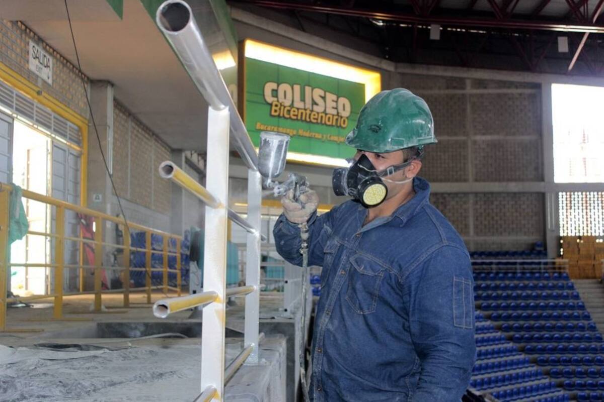 El contratista encargado de la adecuación del Coliseo Bicentenario ya está trabajando en algunos detalles finales, como la terminación de las barandas. (Foto: Fabián Hernández / VANGUARDIA LIBERAL)