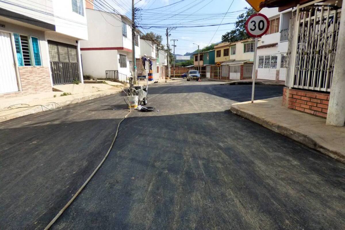 La Empresa Municipal de Aseo, Alcantarillado y Acueducto de Floridablanca (Emaf) es la encargada del proyecto. La malla vial estaba en completo deterioro. (Foto: Suministrada / VANGUARDIA LIBERAL)