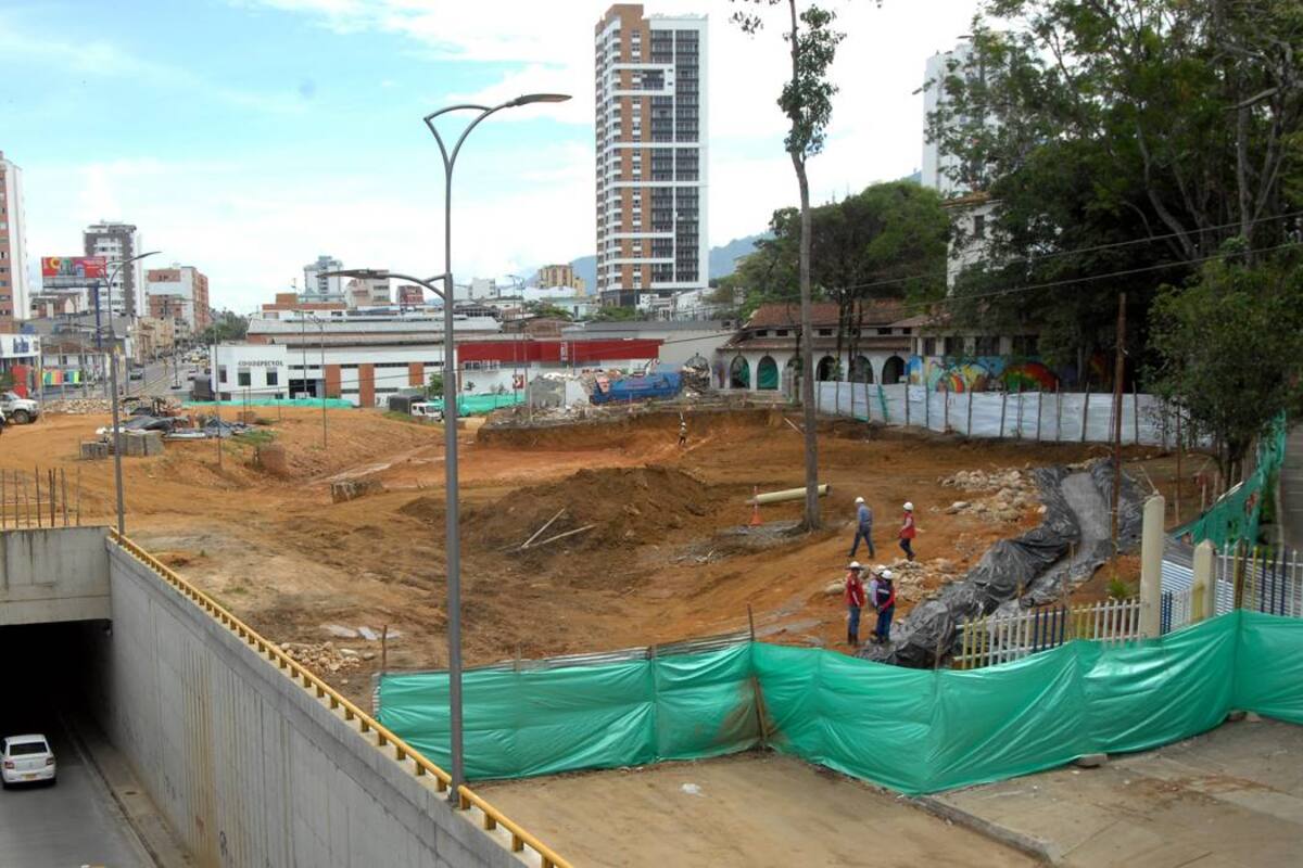 Con la demolición de un aula múltiple de informática en el Colegio La Normal, avanzan las obras de construcción de micro pilotes y un muro de contención en esta Institución. (Foto: Jaime del Río /VANGUARDIA LIBERAL)