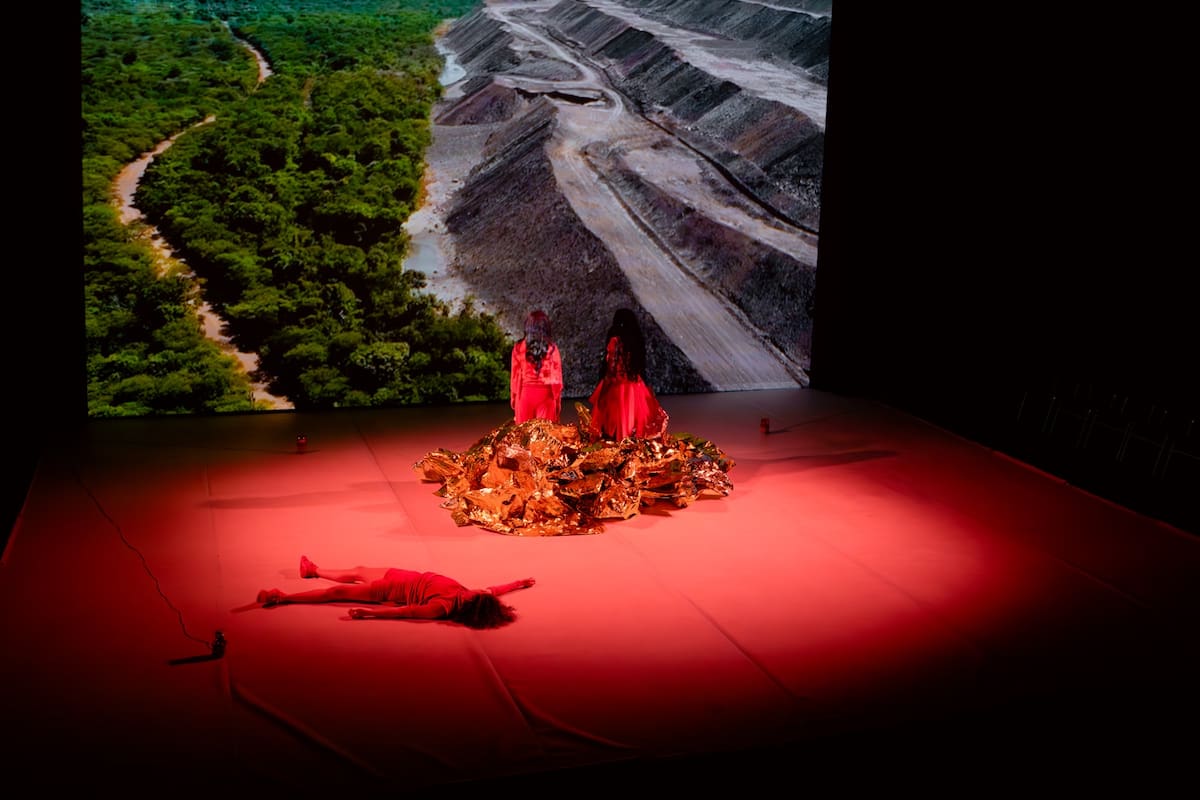 La obra ‘Occupation 2’, del coreógrafo cubano Lázaro Benítez, reconstruye la memoria de una comunidad de La Guajira marcada por el despojo y la violencia.