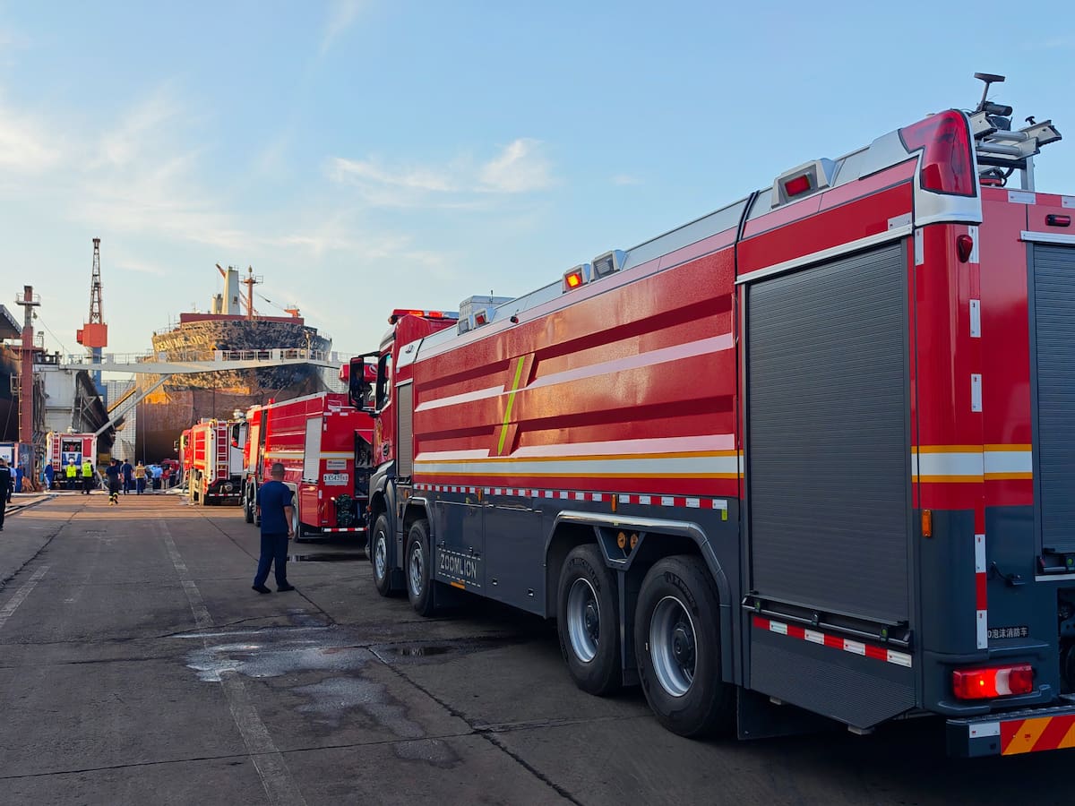 Un incendio desató el caos en un astillero de Qingdao, China, donde un buque de carga extranjero se encontraba realizando trabajos de mantenimiento. Foto: X