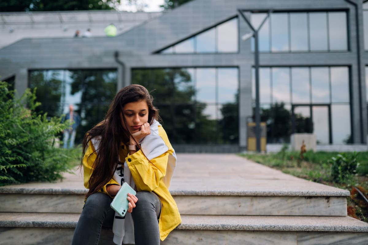 Una investigación de la Universidad Manuela Beltrán revela que uno de cada cuatro jóvenes se siente solo de forma frecuente o permanente y que casi el 20 % no tiene con quién hablar de sus problemas.