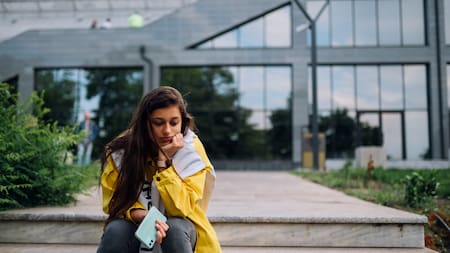 Redes sociales no evitan la soledad: uno de cada cinco jóvenes no tiene con quién hablar, según estudio universitario