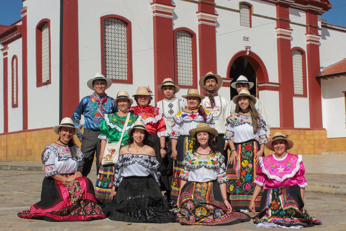 ocho estudiantes de Diseño Industrial de la Universidad Jorge Tadeo Lozano desarrollaron una experiencia museográfica interactiva construida junto a bordadoras, artistas y portadores de tradición del municipio. Foto suministrada/VANGUARDIA