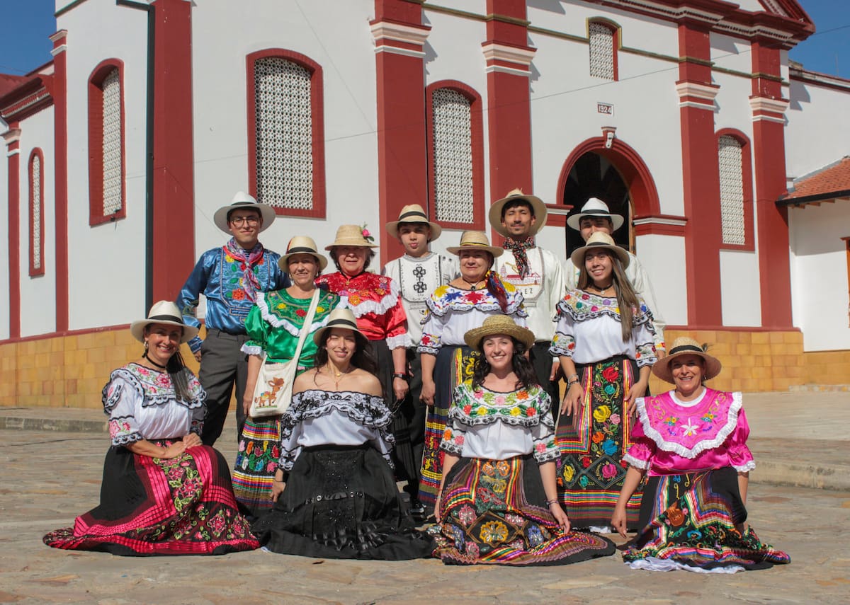 ocho estudiantes de Diseño Industrial de la Universidad Jorge Tadeo Lozano desarrollaron una experiencia museográfica interactiva construida junto a bordadoras, artistas y portadores de tradición del municipio. Foto suministrada/VANGUARDIA