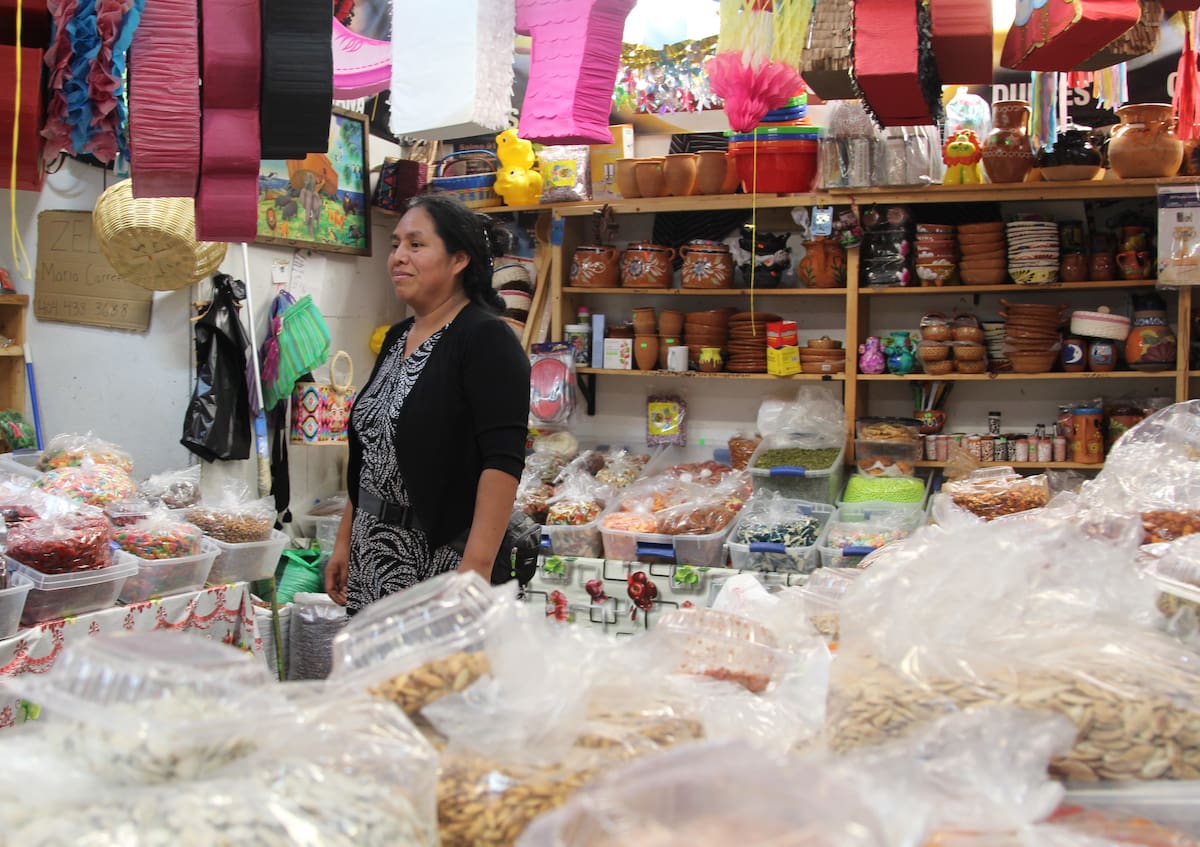 ACOMPAÑA CRÓNICA: EEUU INMIGRACIÓN USA3358. ATLANTA (GA, EEUU), 06/10/2026.- Fotografía del 20 de septiembre de 2026 de una mujer latina vendiendo productos en un mercado de Georgia, Atlanta (Estados Unidos). Empresarios hispanos se han visto obligados a tomar medidas drásticas, como reducir su plantilla, mientras esperan que "escampe el temporal", en un contexto en el que otros negocios afrontan además una caída de las ventas y una creciente incertidumbre económica. EFE/ Gabriel DeFranco