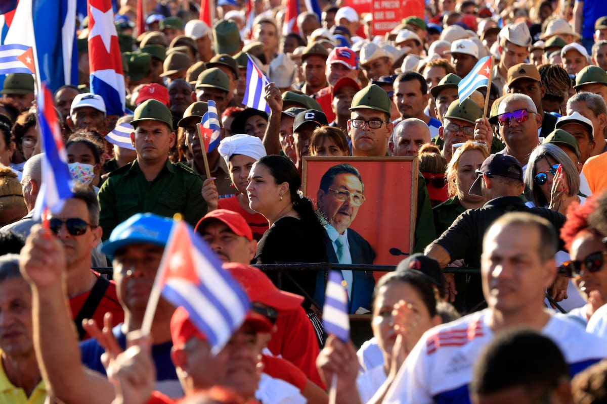 AME4127. LA HABANA (CUBA), 22/05/2026.- Personas asisten a un evento en apoyo al expresidente de Cuba Raúl Castro este viernes, en La Habana (Cuba). El oficialismo cubano saca músculo con un acto de respaldo a Raúl Castro, luego de la acusación de EE.UU. por el derribo de dos avionetas y la muerte de sus cuatro ocupantes hace 30 años y su calificación como "prófugo de la justicia". EFE/ Ernesto Mastrascusa