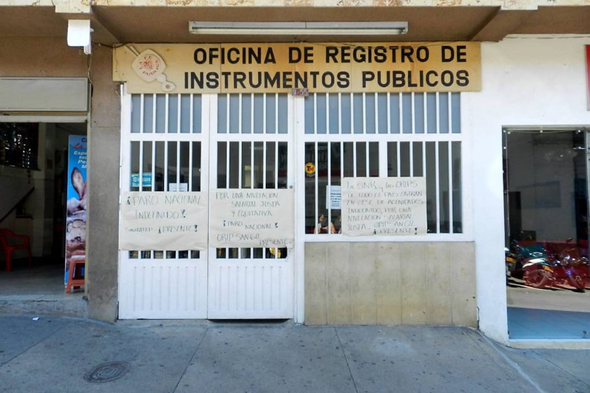Así se encuentra la oficina de Registro de Instrumentos Públicos en San Gil desde el pasado 30 de julio, y por término indefinido. (Foto: Nancy Acuña R. / VANGUARDIA LIBERAL)