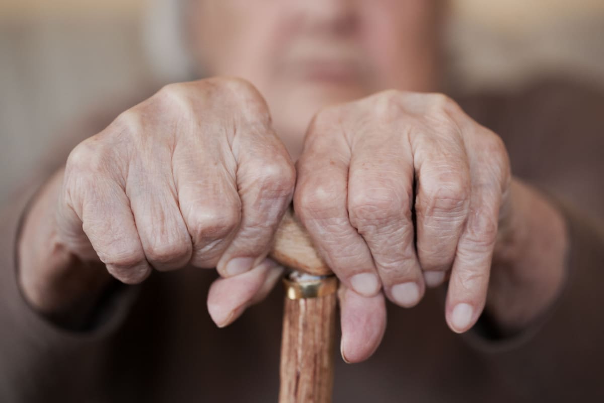 Investigación de la UCC revela la doble discriminación que enfrentan las mujeres mayores en Bucaramanga. Foto: Canva.