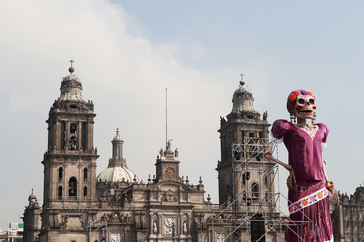 Fotografía que muestra una catrina de 32 metros de altura en un montaje dedicado al artista José Guadalupe Posada este jueves, en el Zócalo de la Ciudad de México (México). EFE/Mario Guzmán