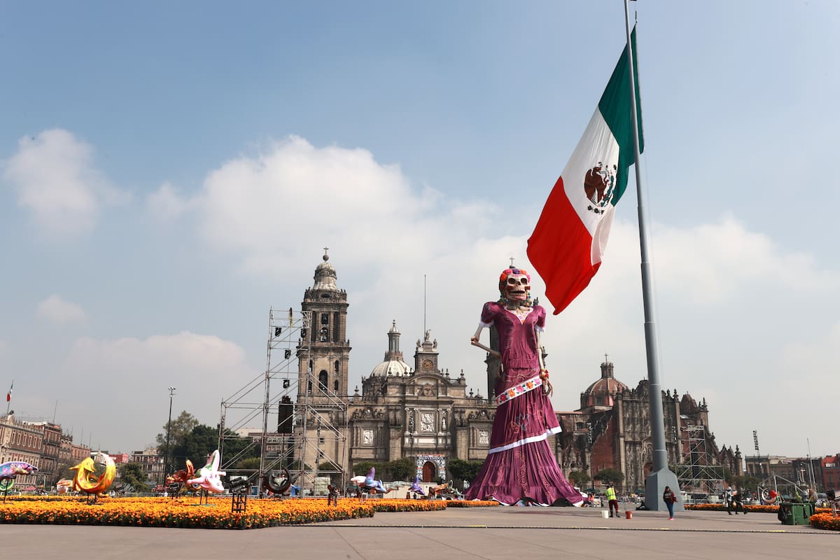 Fotografía que muestra una ofrenda monumental en la que se observa una catrina de 32 metros de altura en un montaje dedicado al artista José Guadalupe Posada este jueves, en el Zócalo en Ciudad de México (México). EFE/Mario Guzmán