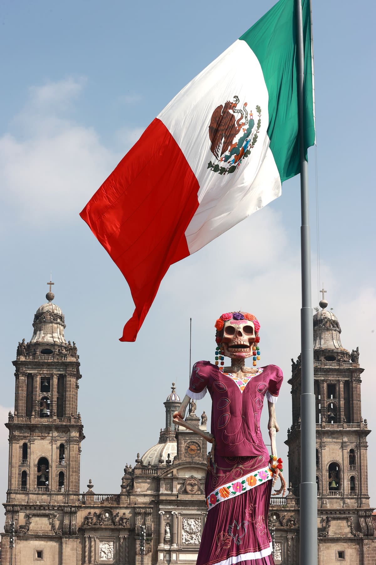 Fotografía que muestra una ofrenda monumental en la que se observa una catrina de 32 metros de altura en un montaje dedicado al artista José Guadalupe Posada este jueves, en el Zócalo en Ciudad de México (México). EFE/Mario Guzmán