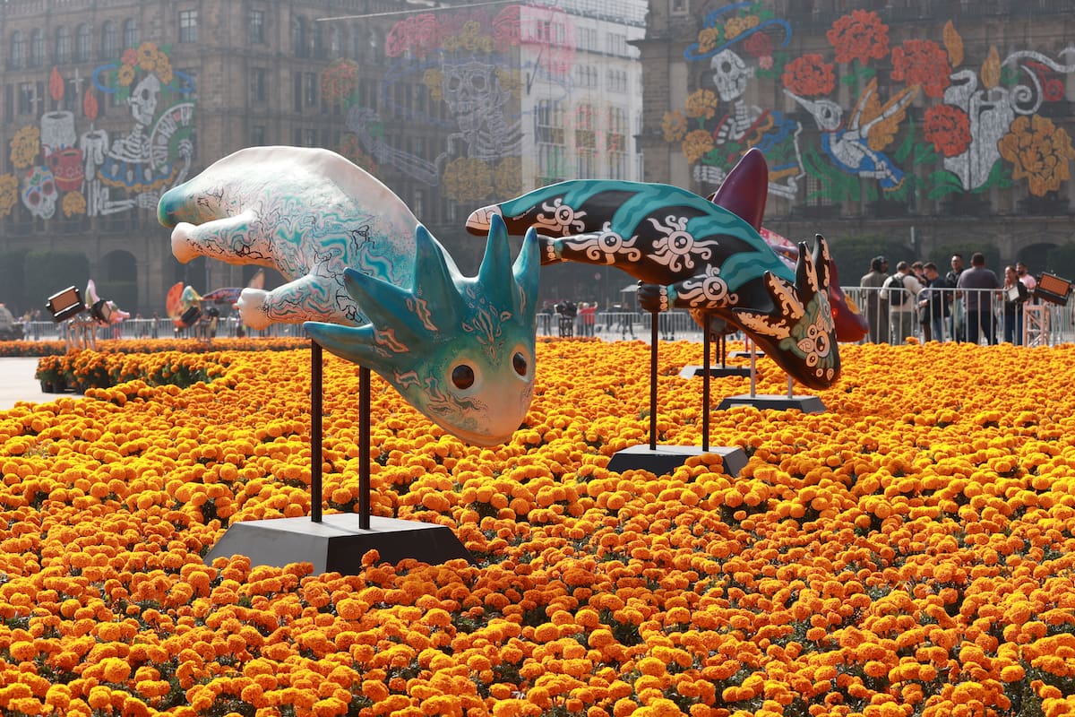 Fotografía que muestra esculturas junto a una ofrenda floral dedicada al artista José Guadalupe Posada, este viernes en el Zócalo de Ciudad de México (México) EFE/ Mario Guzmán