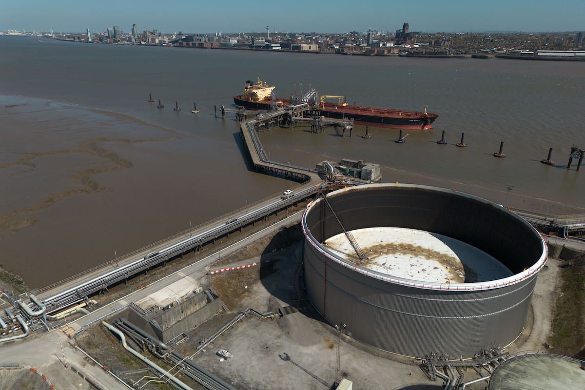 BIRKENHEAD (United Kingdom), 22/04/2026.- An aerial photograph taken with a drone of the crude oil tanker Dubai Beauty docked at Tranmere Oil Terminal in Birkenhead, Britain, 22 April 2026. Global oil prices have dipped after the US extended a ceasefire agreement with Iran, but a blockade of Iranian ports in the Strait of Hormuz remains in place. (Reino Unido) EFE/EPA/ADAM VAUGHAN