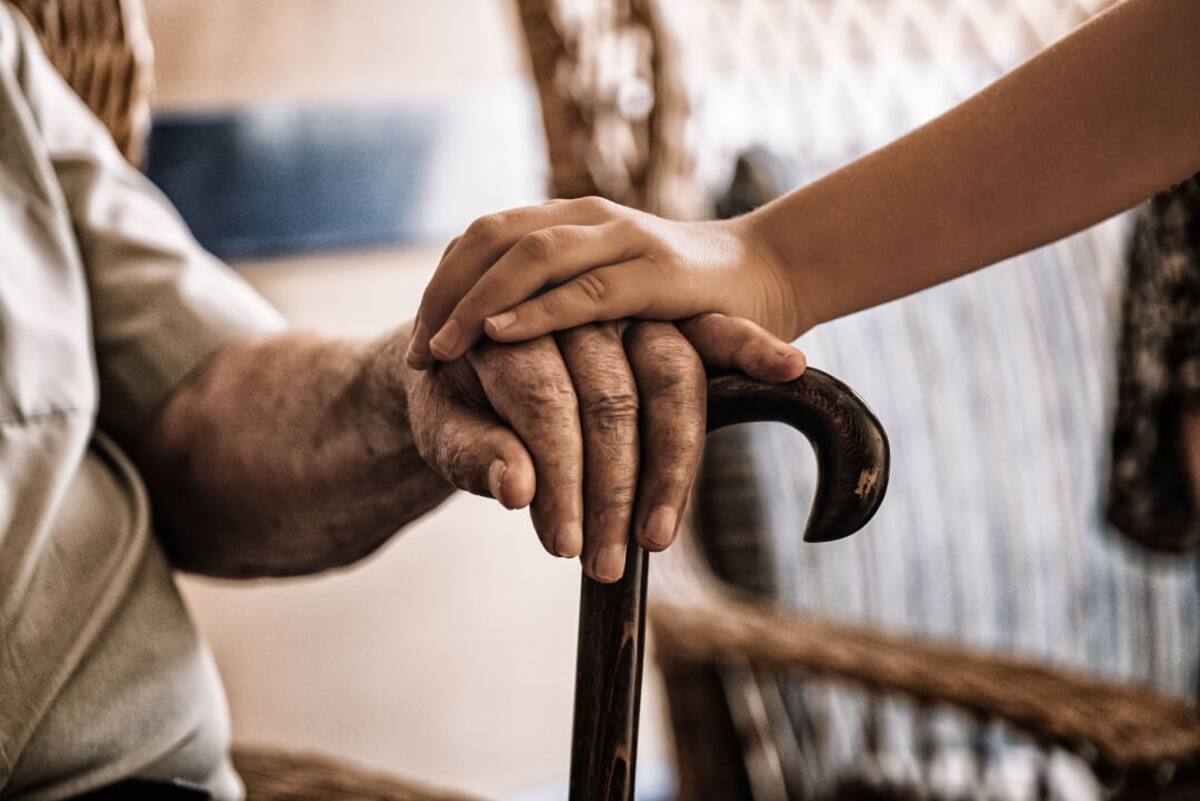 En caso de que un adulto mayor tenga una caída, lo primero que se debe hacer es evaluar la situación. //Foto: Cortesía.